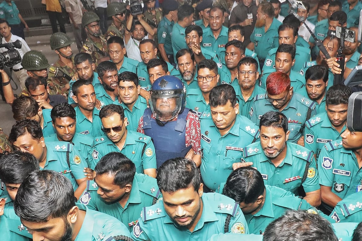 পুলিশি পাহারায় আদালতে নেওয়া হচ্ছে টিপু মুনশিকে। সিএমএম কোর্ট